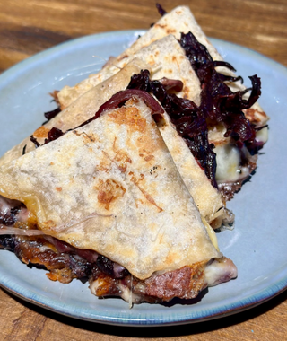 Quesadilla De Flor De Hibiscus Salteadas Con Cebolla