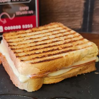 Тост препечен с шунка и сирене гауда