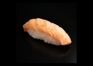 Nigiri łosoś opalany 2 szt.