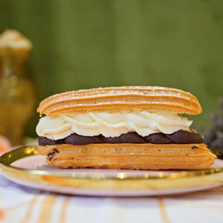 Ecler cu cremă de ciocolată si friscă