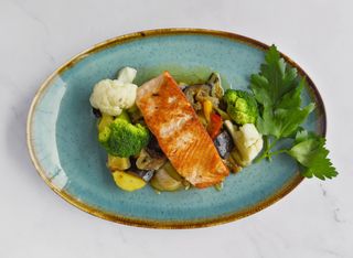 Somon la cuptor cu legume