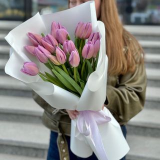 Букет із 15 лавандових тюльпанів