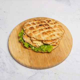 Pileći file veliki u lepinji i pohani sir