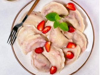 Pierogi z truskawkami na gorąco