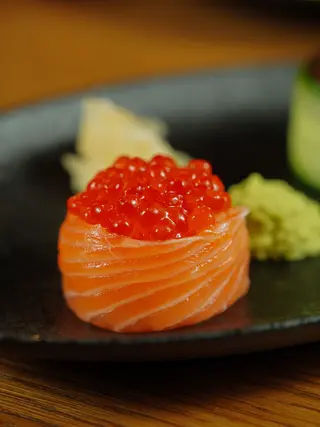 Gunkan de Salmão Braseado (6 peças)