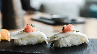 Nigiri pez limón (2 uds.)