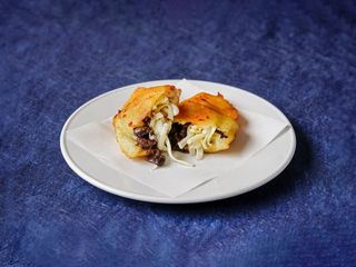 Empanada Dominó (caraotas y queso)