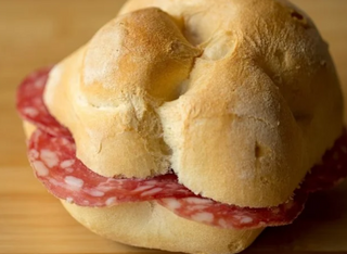 Panino con salame Milano