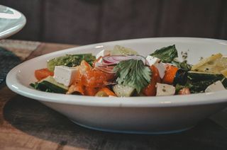 Греческий салат с фетаксой