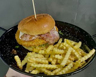 Burger pollo crispy con patatas