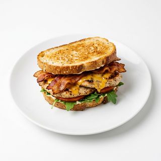 Sándwich De Pollo Con Queso Y Bacon