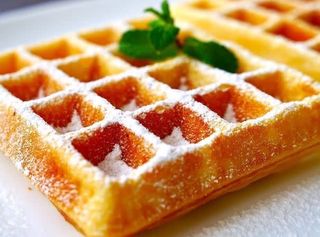 Венские вафли с бананами с горячим шоколадом