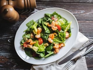 Зелений салат з креветками