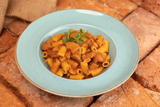 Penne cu salsiccia și porcini