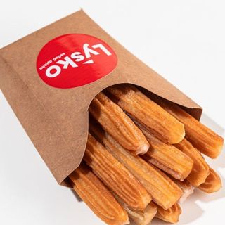 Чурос з брусничним соусом