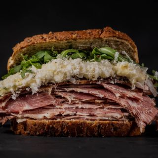 Pastrami, Formatge De Cabra I Confitura De Ceba