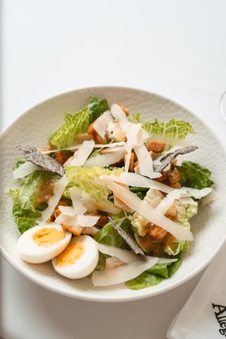 Salată Caesar cu pui