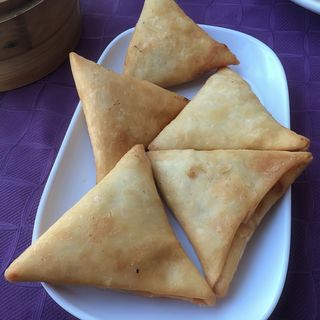 Plato De Somosas De Pollo (6 Uds.)