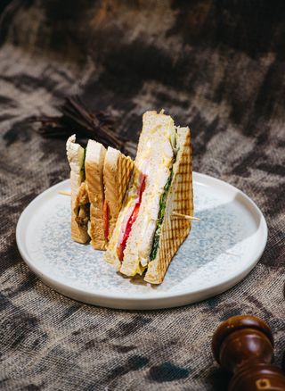 Club Sandwich cu Cartofi prăjiți