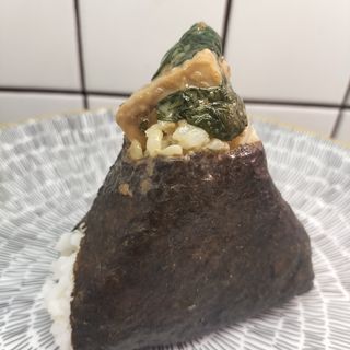 Onigiri De Tempeh, Espinacas Y Salsa De Sésamo