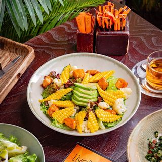 Салат с лососем и кукурузой