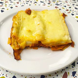 Lasaña de atún, cebolla y tomate 