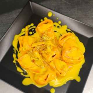 Cappellacci speck, radicchio, crema ai formaggi, zafferano e speck