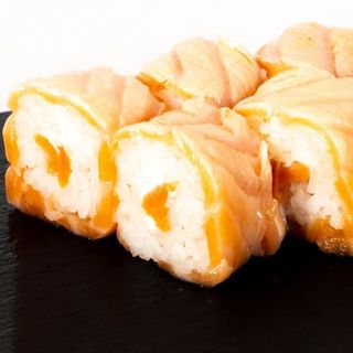 Rollo Fresco Salmón Ahumado Y Queso (8 pzs.)