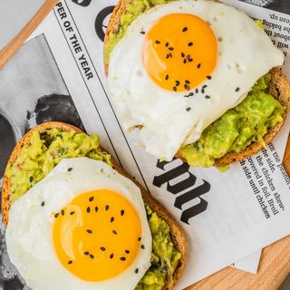Сандвич с пикантно гуакамоле и яйце (300г)