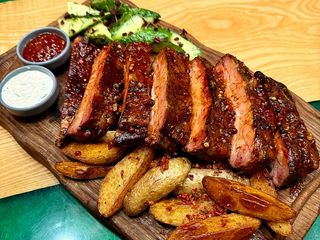 Реберця smoked з картоплею по-селянськи та битими огірками (1400g)