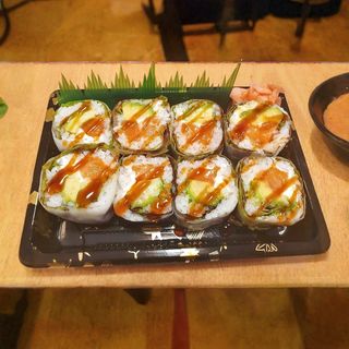 Salmón, aguacate, queso y lechuga