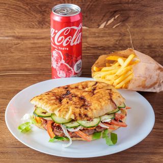 Špikovana pljeskavica 200g + pomfrit 125g + Coca-Cola limenka 0.33l