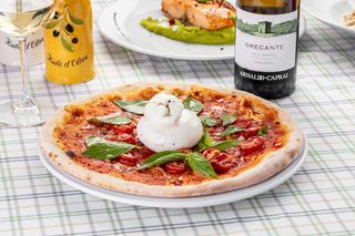 Пицца с сыром Буррата