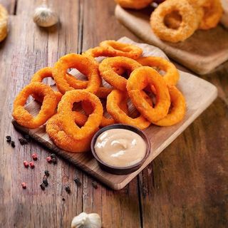 Inele de calamari pane cu cartofi prăjiți