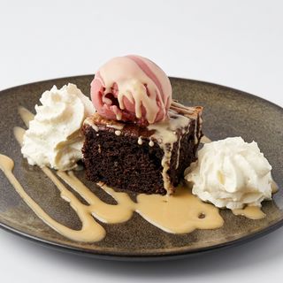 Brownie de chocolate con helado de vainilla