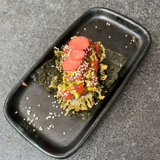 129) Tartar de atún en taco de shiso tempura