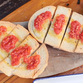 Pan de llonguet y tomate de penjar