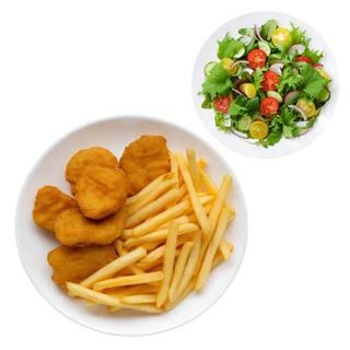 Plato De Nuggets De Pollo Con Ensalada Y Patatas