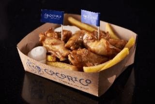 Aripioare de pui cu cartofi prăjiți