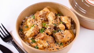 ქათმის ნაგეტსი იაპონური ჩილის სოუსით და ბრინჯით