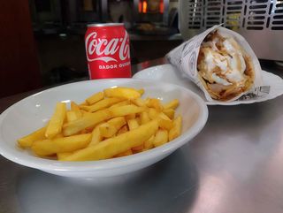 Menú durum kebab +ración de patatas +bebida