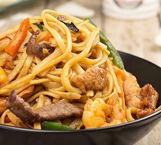 Tallarines Fritos Con Verduras Y Pollo