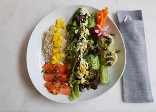  Salada Quinoa e Salmão