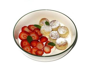 Сирники з йогуртом та полуницею (250g)