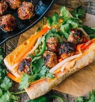 Le Bánh mì Meat Ball