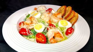 Салат Цезарь с креветками