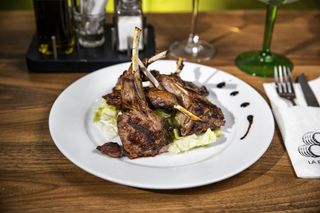 COTLET DE BERBECUT (NOUA ZEELANDA) LA GRATAR