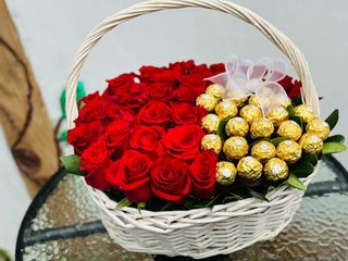 ვარდი შეკოლადი კალათში