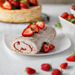Меренговый рулет клубничный