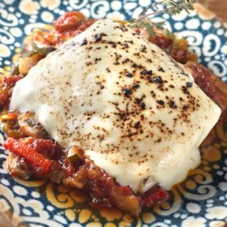 Bacalao cocinado a 65º con gratén de ajo blanco y fritada de verduras